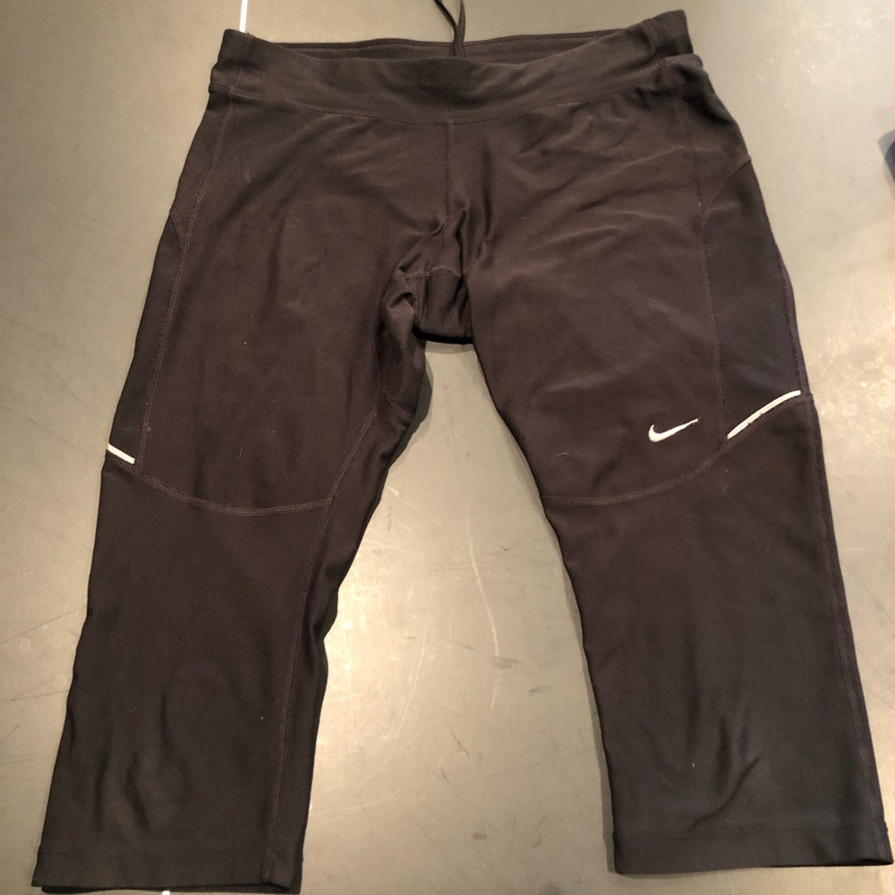 black cropped nike leggings